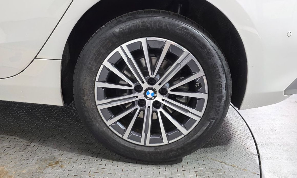 BMW 2-Series 220i Luxury, 2023