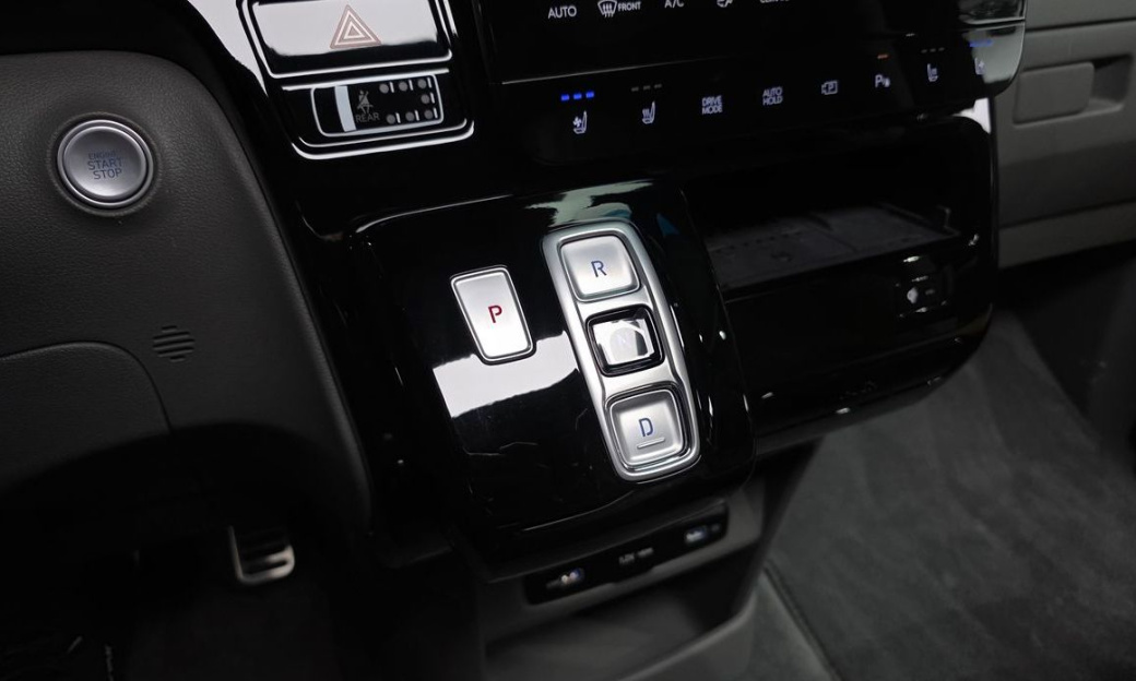 Hyundai Staria 4WD Lounge 9-Seater, 2023