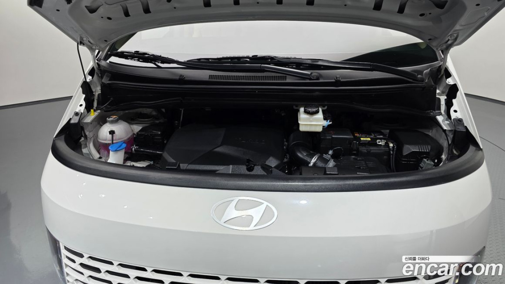 Hyundai Staria 4WD Tourer 9-Seater, 2025