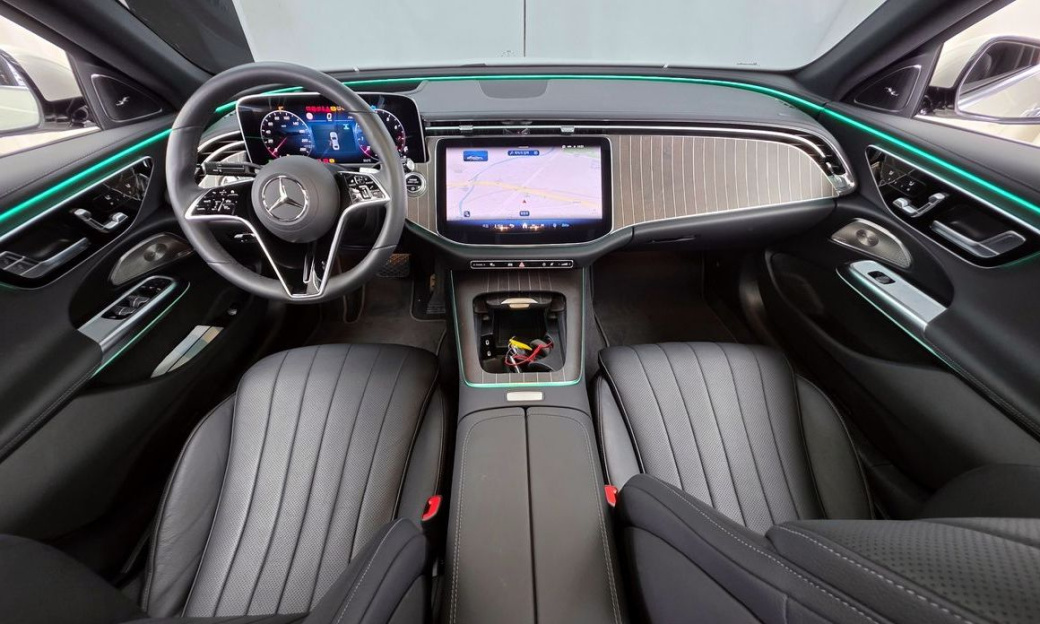 Mercedes-Benz E-Class E300 4MATIC Exclusive, 2025