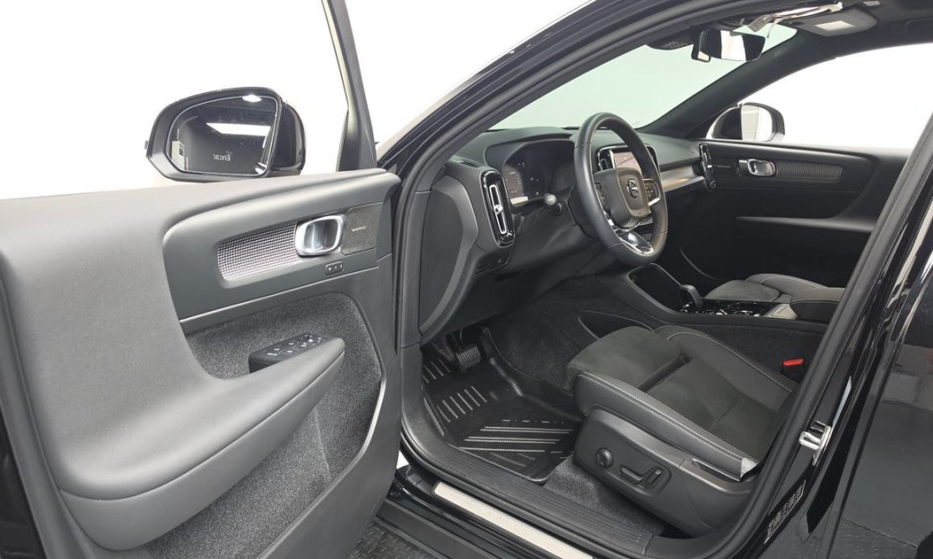 Volvo XC40 B4 Black Edition, 2025