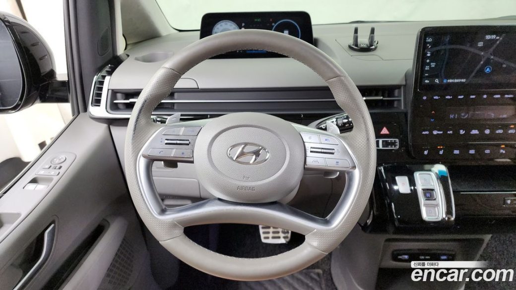 Hyundai Staria 4WD Lounge 9-Seater, 2022