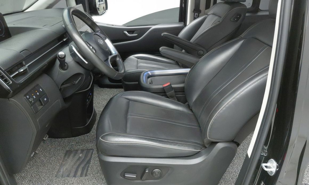Hyundai Staria Lounge 9-Seater, 2022