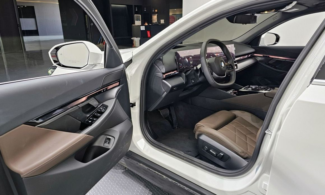 BMW 5-Series 520i, 2025