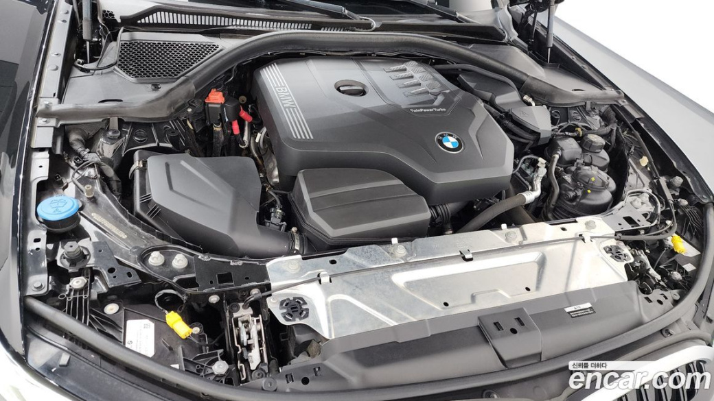 BMW 3-Series 320i Luxury, 2023