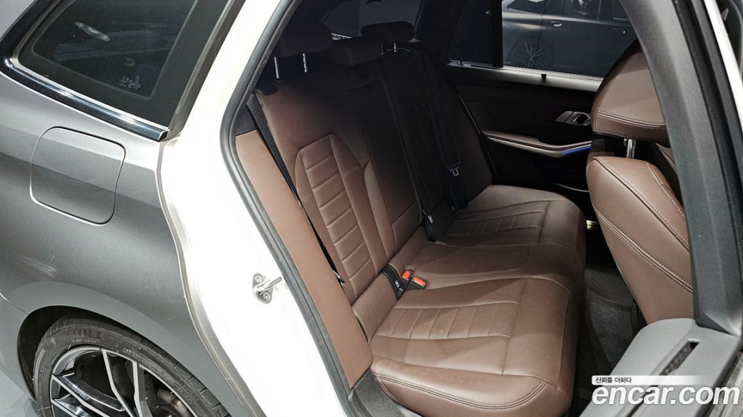 BMW 3-Series 320i Touring M Sports, 2022