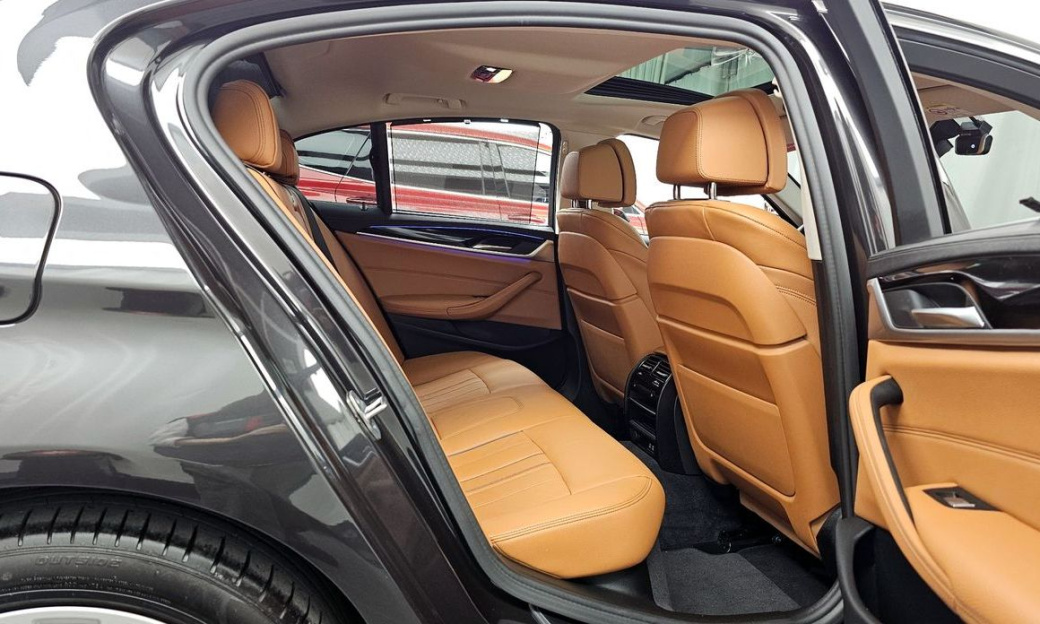 BMW 5-Series 520i Luxury, 2022