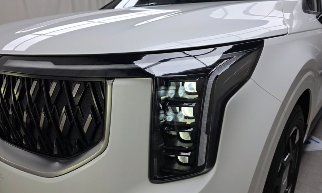 Kia Carnival 7-Seater Outdoor, 2025