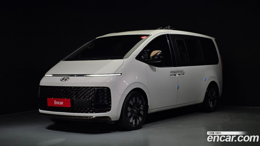 Hyundai Staria 4WD Lounge 9-Seater, 2022