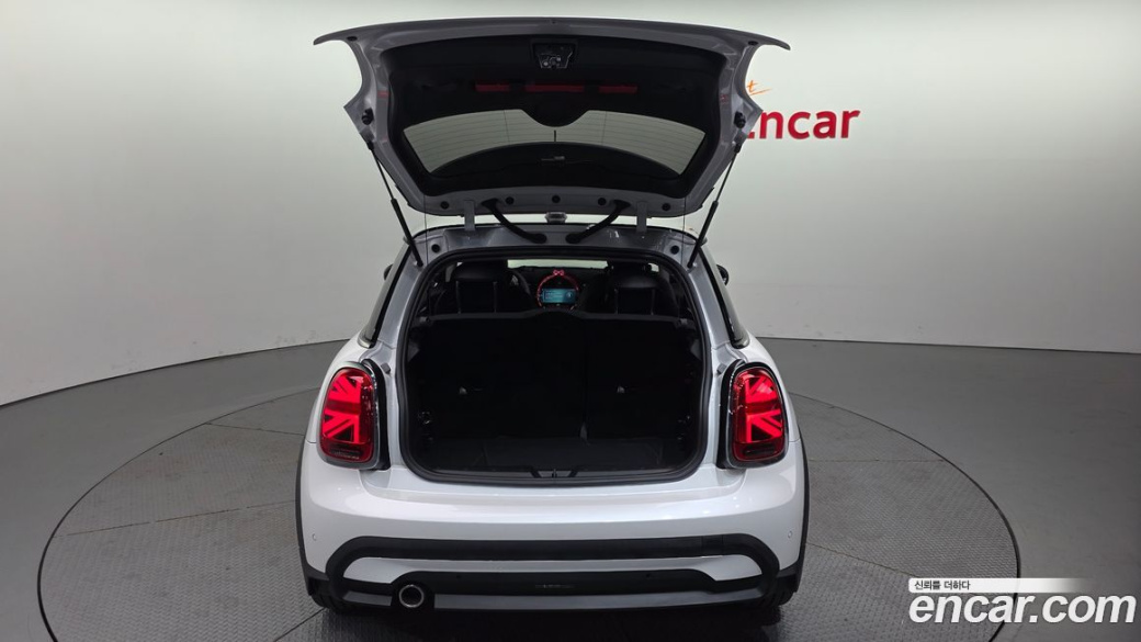 Mini Cooper Classic Plus Launch Pack, 2023