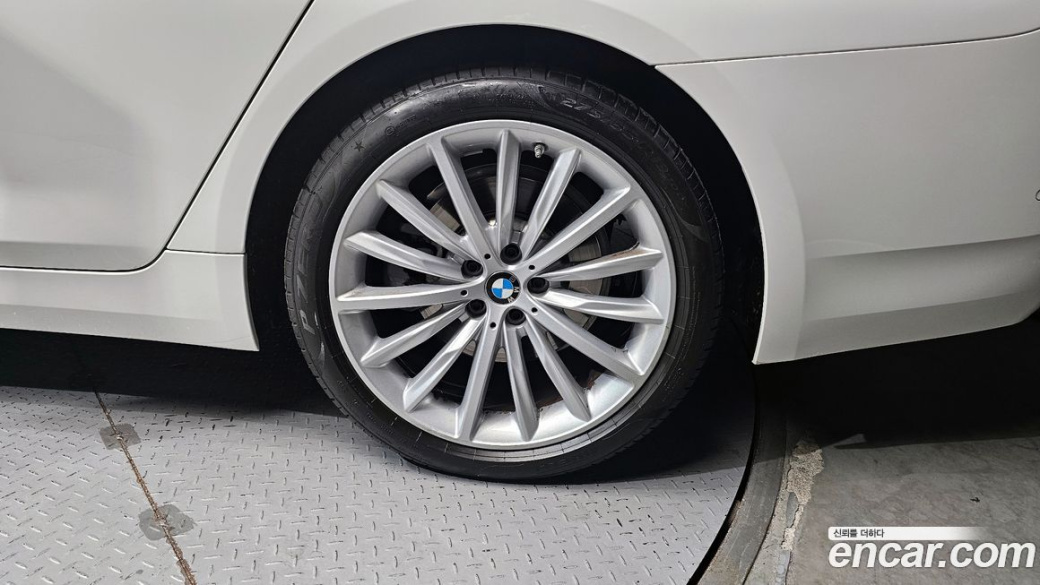 BMW 5-Series 530i Luxury, 2023