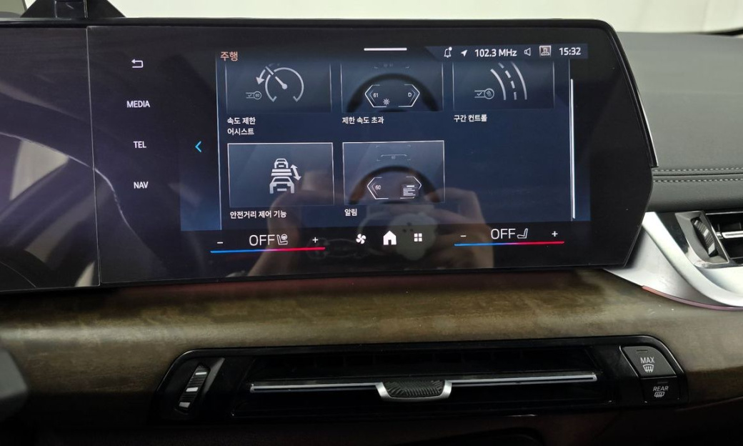 BMW 2-Series 220i Luxury, 2024