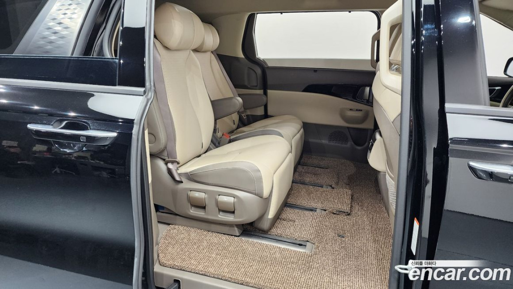 Kia Carnival 7-Seater Signature, 2024