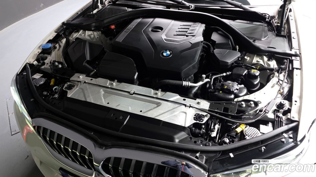 BMW 3-Series 320i Luxury, 2022