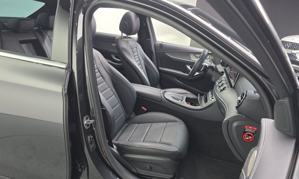 Mercedes-Benz E-Class E350 4MATIC AMG Line, 2022