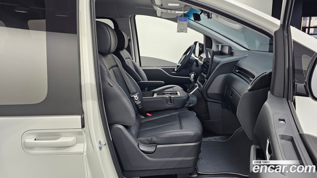Hyundai Staria Tourer 11-Seater, 2025