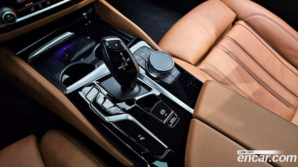 BMW 5-Series 520i Luxury, 2022