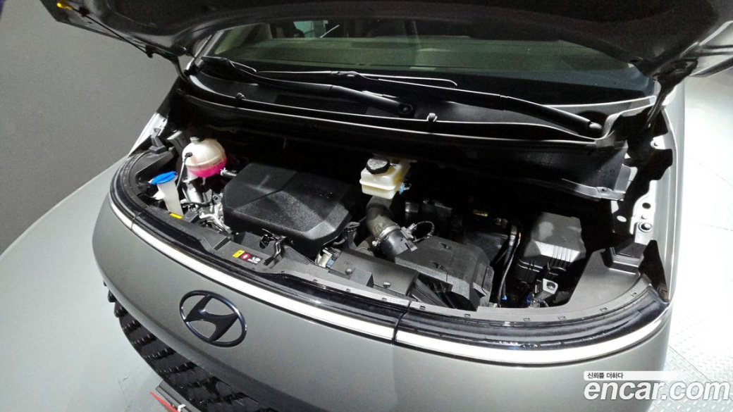 Hyundai Staria 4WD Lounge 9-Seater, 2022