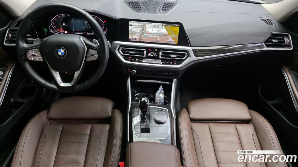 BMW 3-Series 320i Luxury, 2022