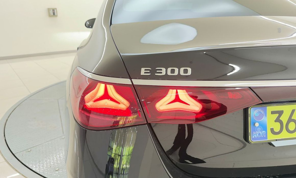 Mercedes-Benz E-Class E300 4MATIC Exclusive, 2024