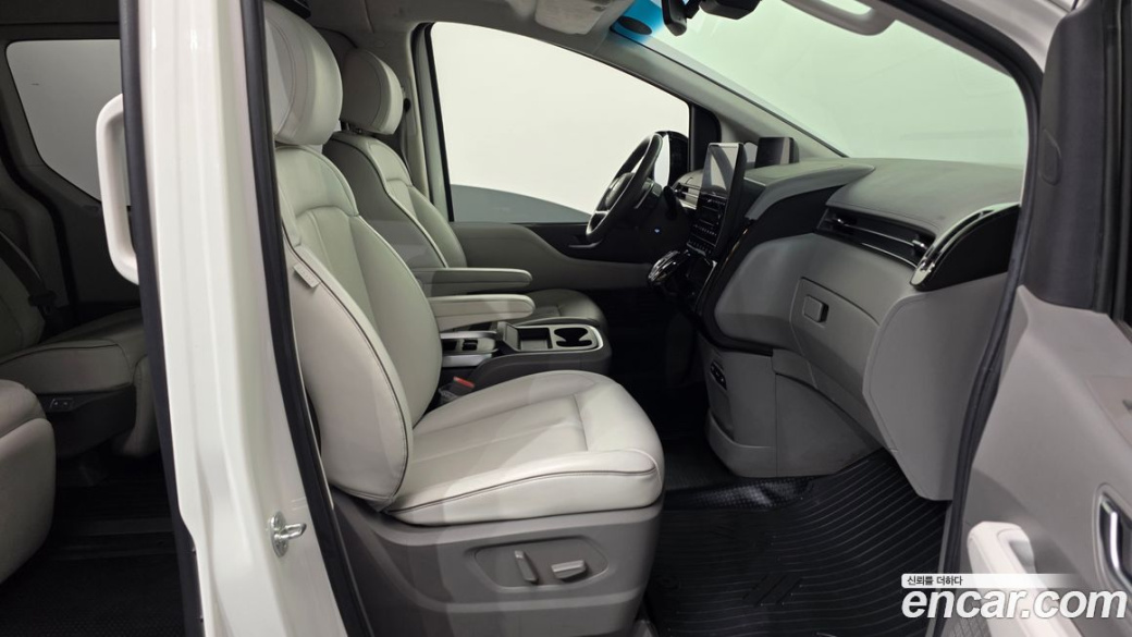 Hyundai Staria 4WD Lounge 7-Seater, 2023