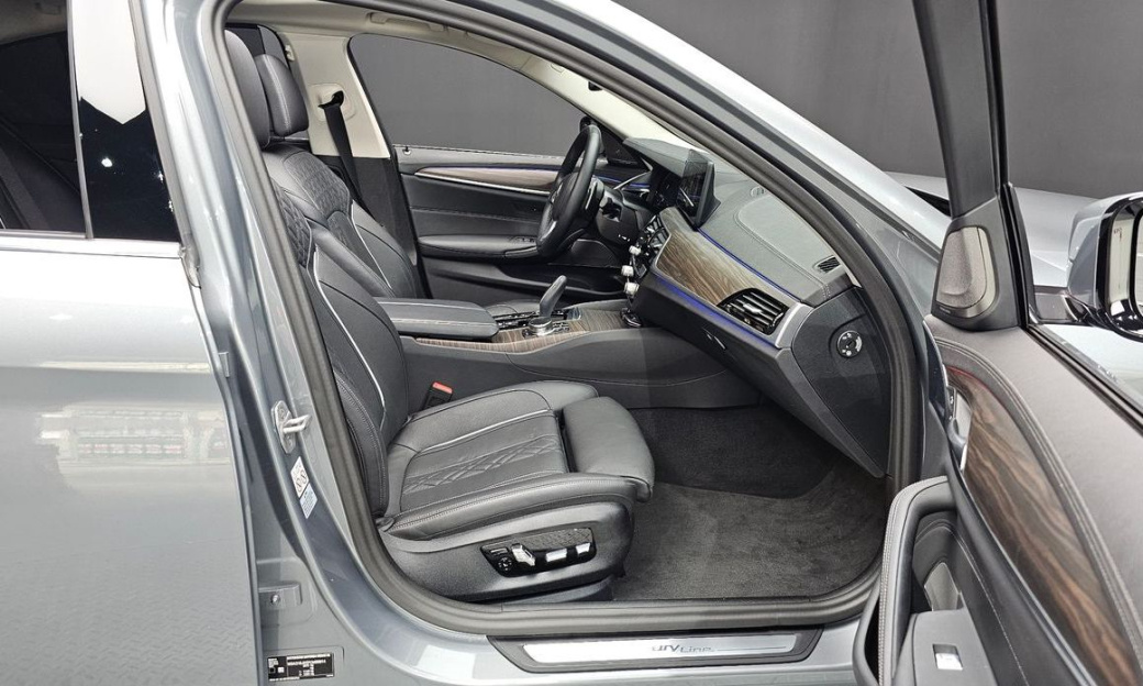 BMW 5-Series 530i xDrive Luxury, 2023