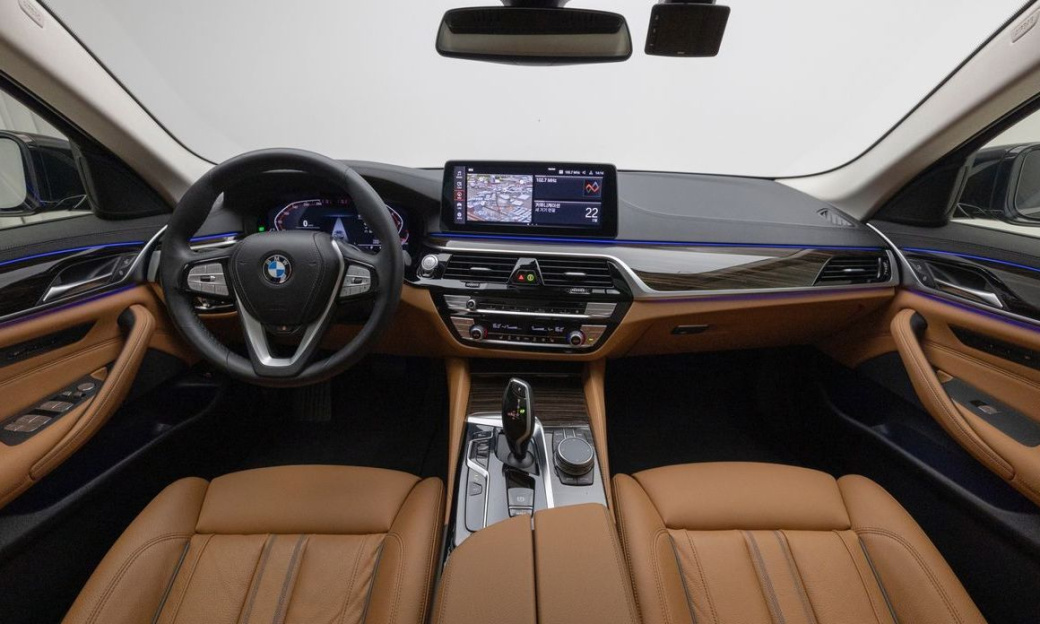 BMW 5-Series 520i Luxury, 2023