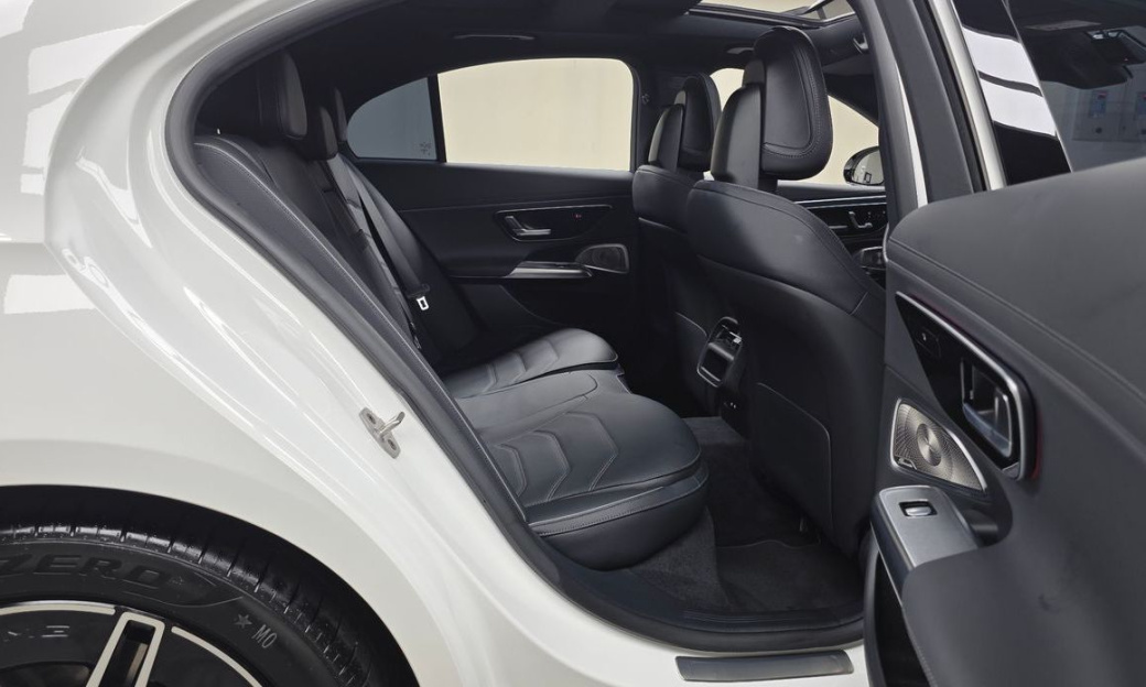 Mercedes-Benz E-Class E300 4MATIC AMG Line, 2025
