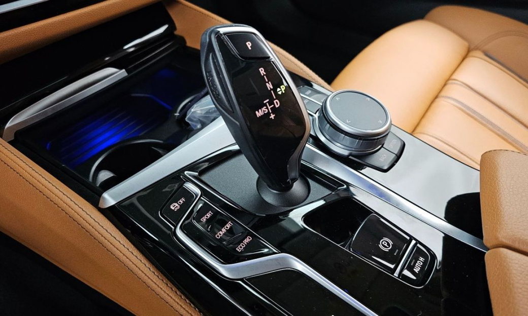 BMW 5-Series 520i Luxury, 2022