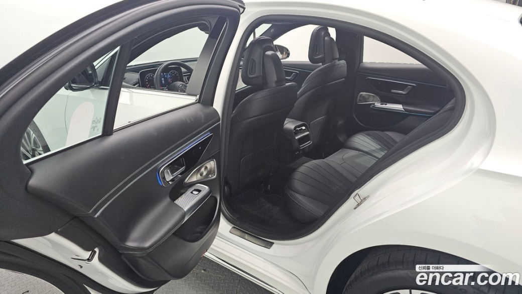 Mercedes-Benz E-Class E300 4MATIC Exclusive, 2025