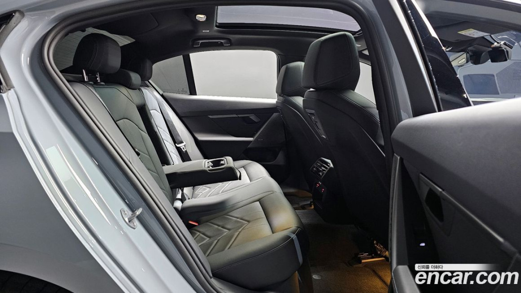 BMW 5-Series 520i M Sport, 2025
