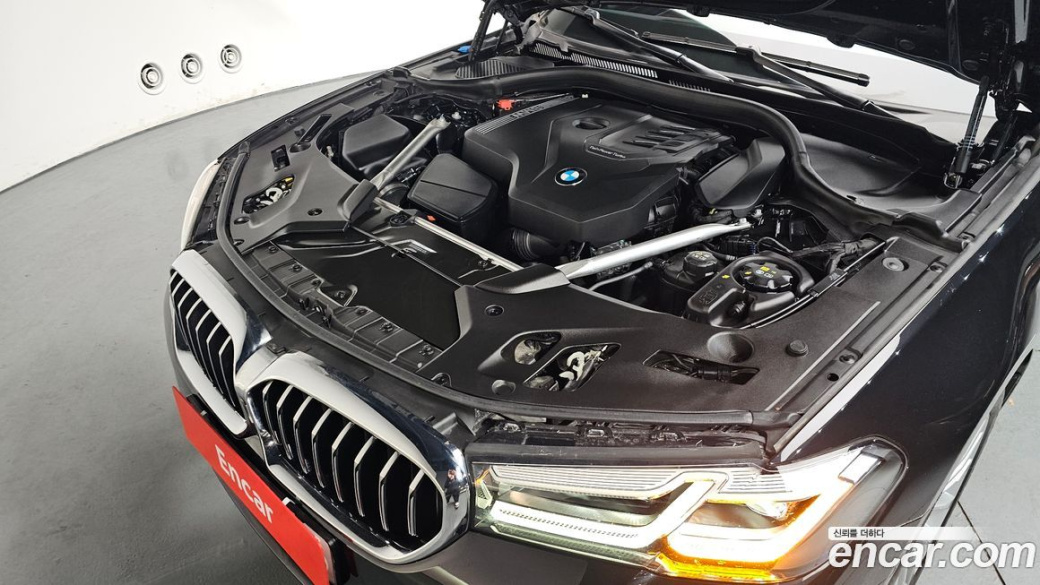 BMW 5-Series 520i Luxury, 2023