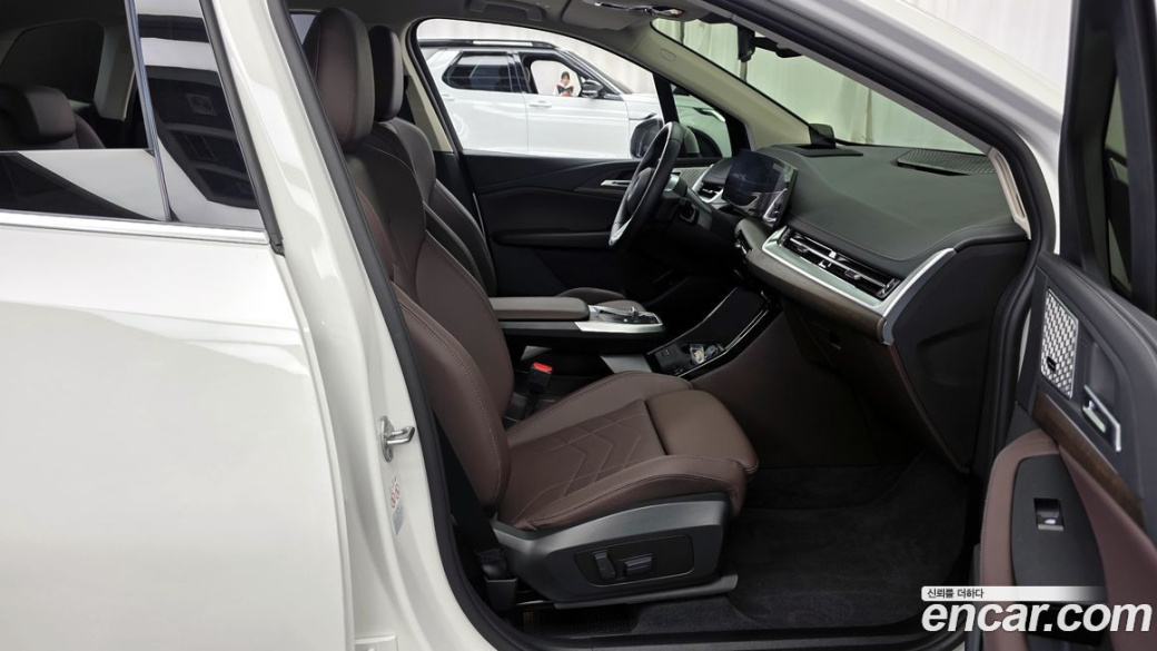 BMW 2-Series 220i Luxury, 2024