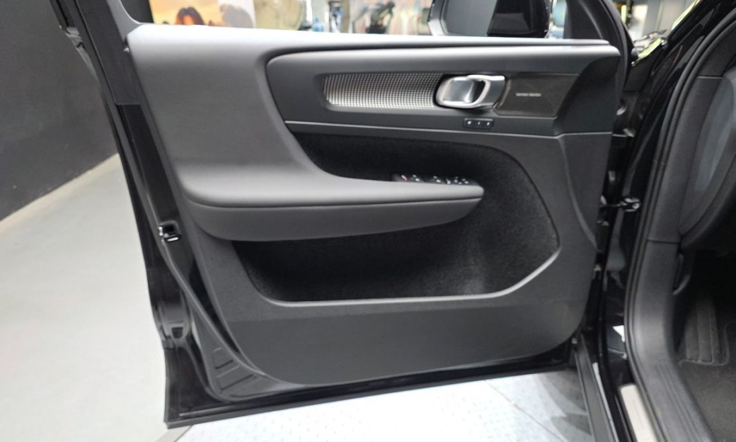 Volvo XC40 B4 Black Edition, 2025