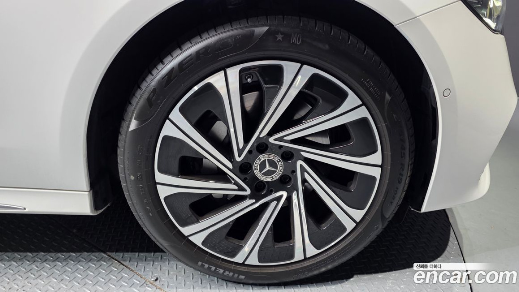 Mercedes-Benz E-Class E300 4MATIC Exclusive, 2025