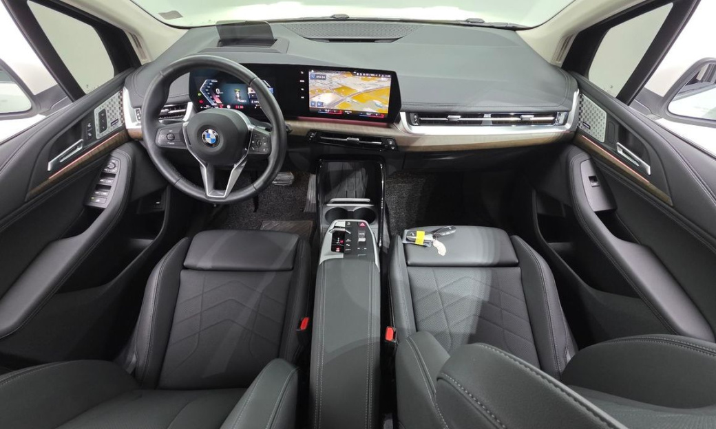 BMW 2-Series 220i Luxury, 2023