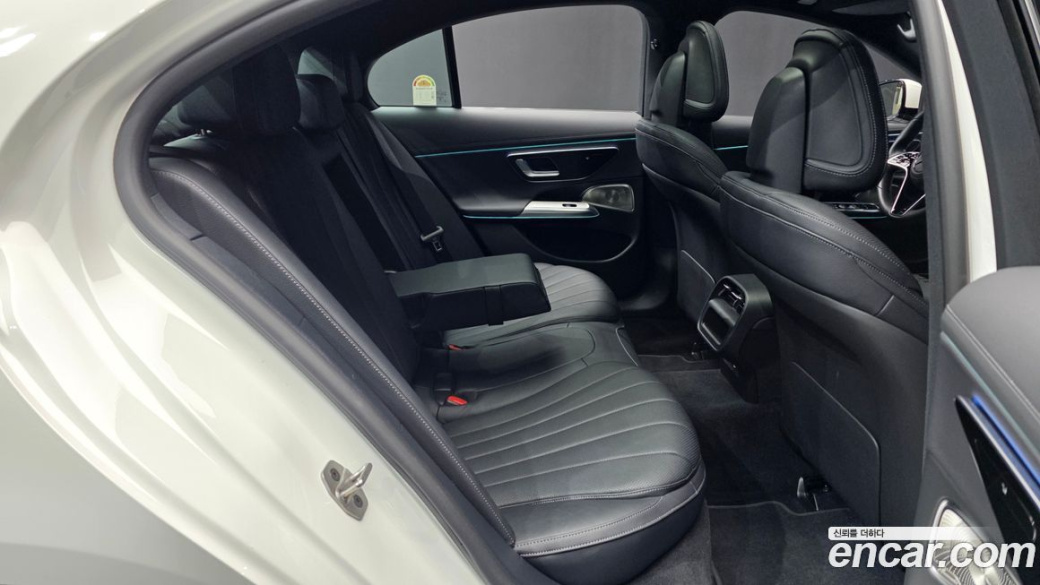 Mercedes-Benz E-Class E300 4MATIC Exclusive, 2025