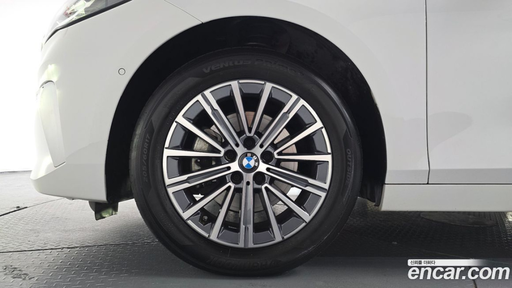 BMW 2-Series 220i Luxury, 2023
