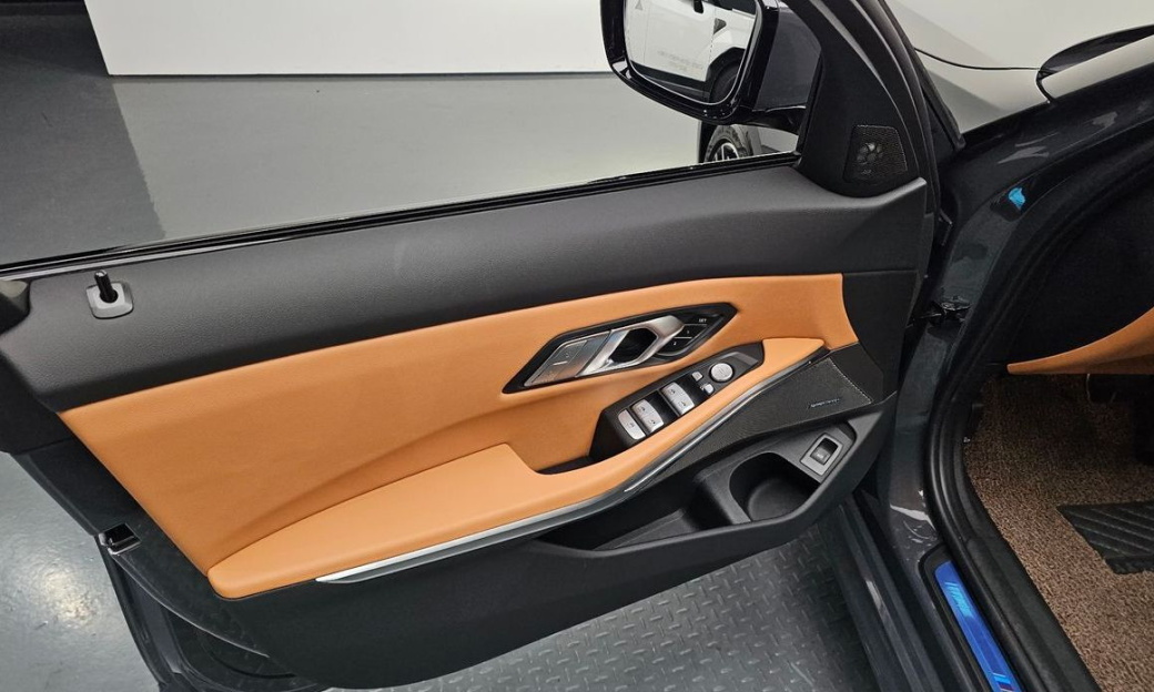 BMW 3-Series 320i M Sport, 2025