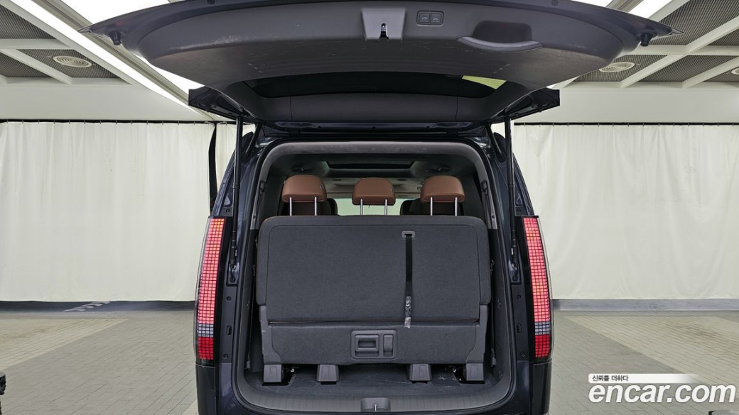 Hyundai Staria 4WD Lounge 9-Seater, 2025