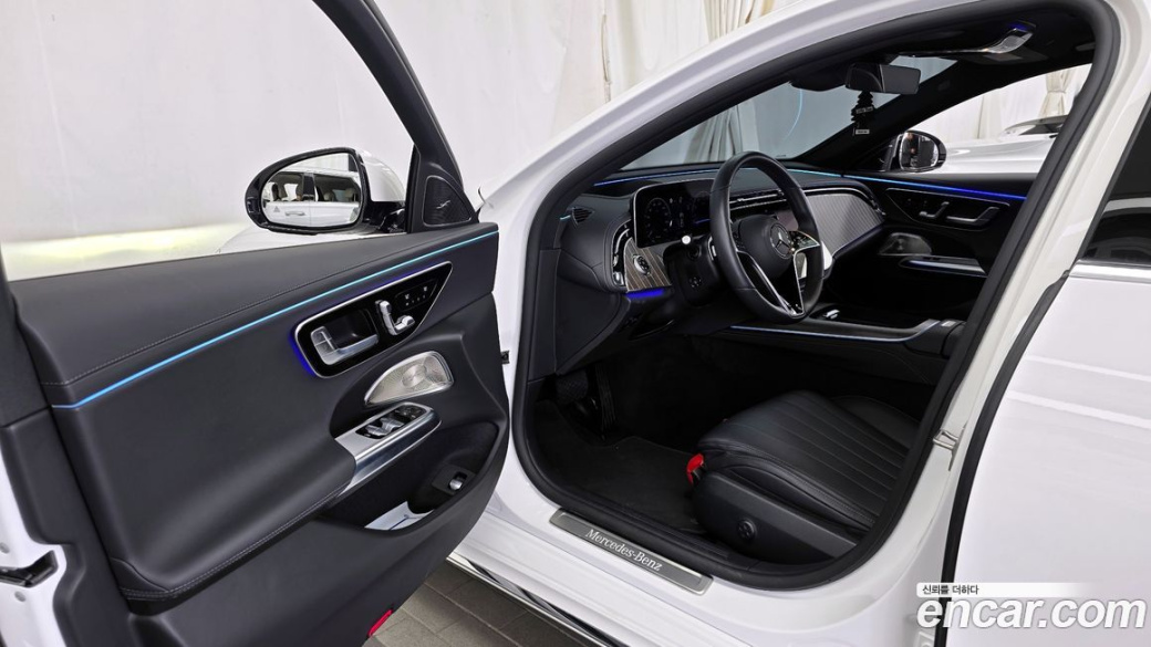 Mercedes-Benz E-Class E300 4MATIC Exclusive, 2025