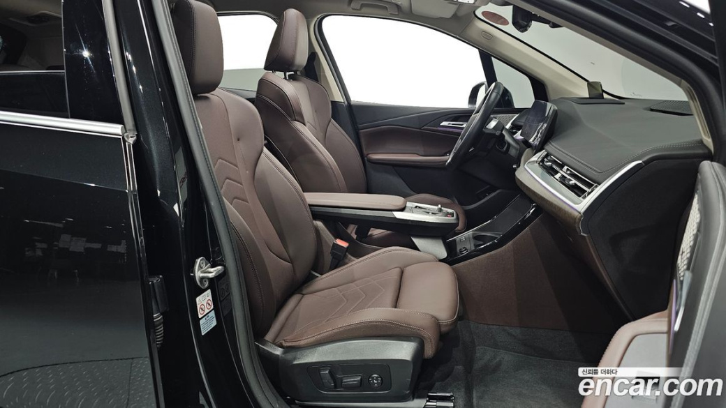 BMW 2-Series 220i Luxury, 2024