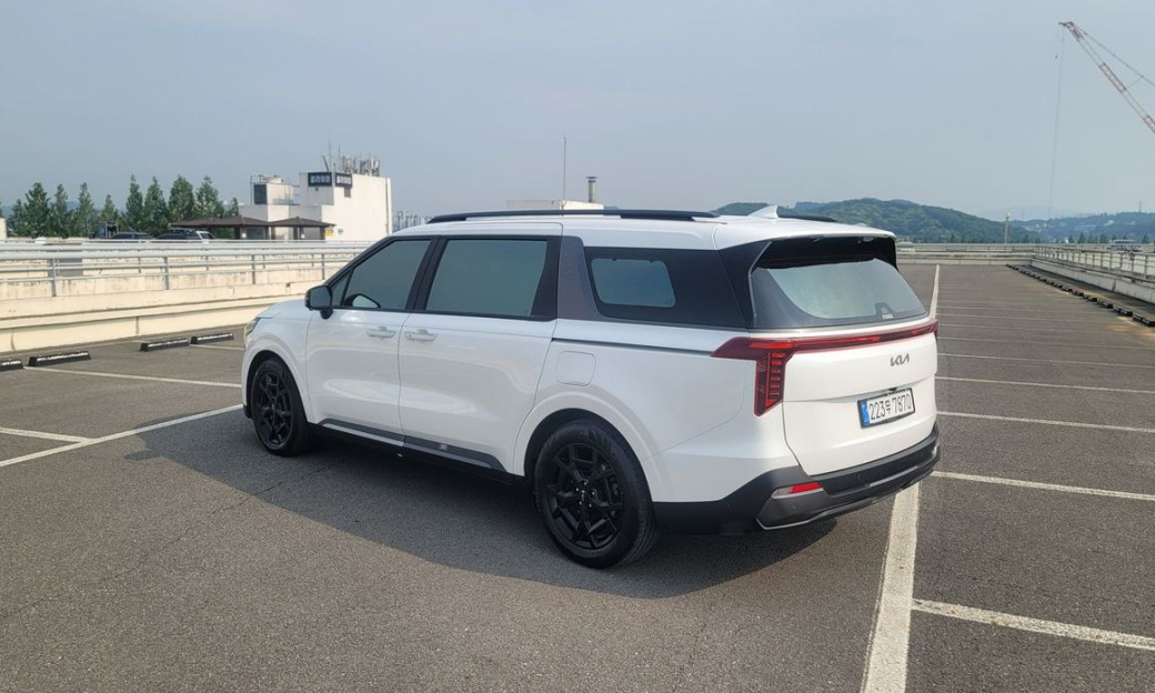 Kia Carnival 9-Seater Gravity, 2025