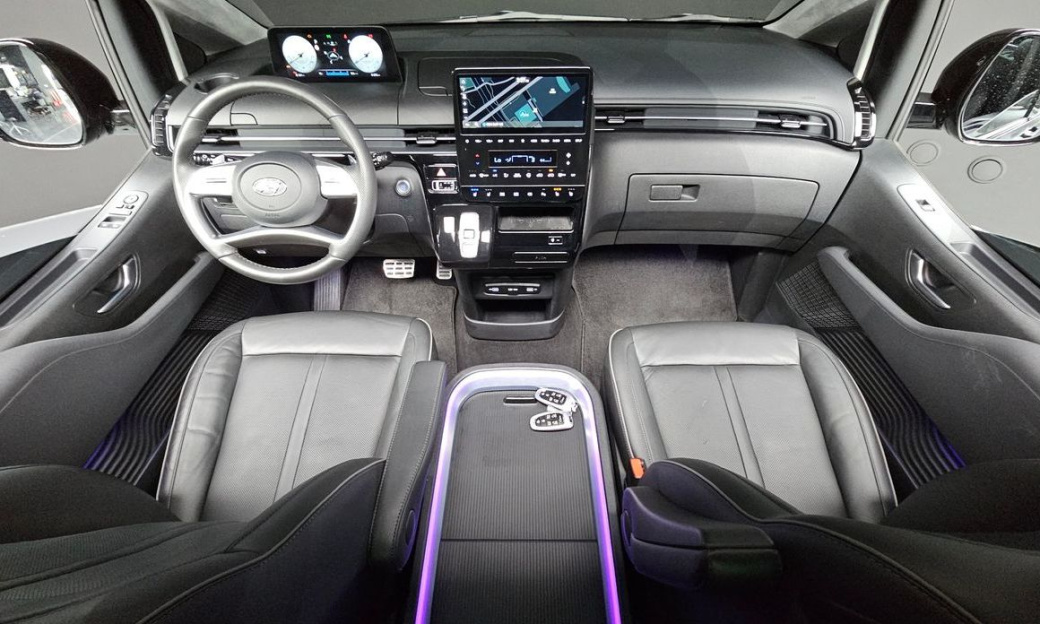 Hyundai Staria 4WD Lounge 9-Seater, 2022