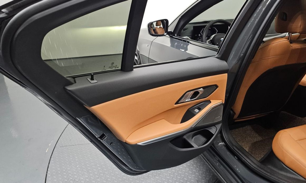 BMW 3-Series 320i M Sport, 2025