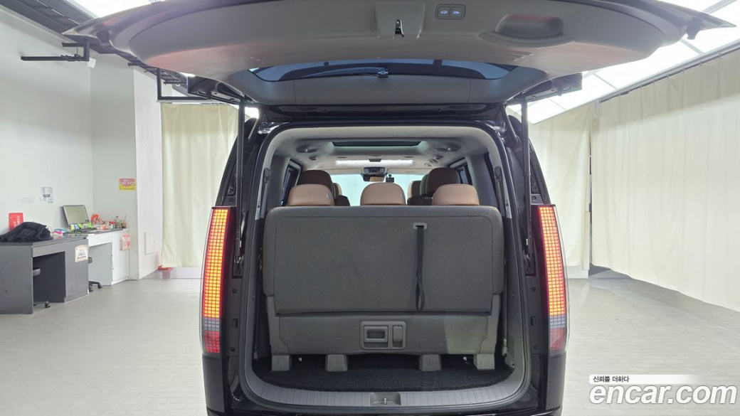 Hyundai Staria Lounge 9-Seater, 2025