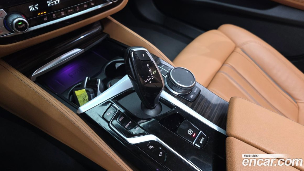 BMW 5-Series 520i Luxury, 2023