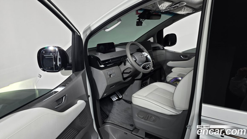 Hyundai Staria 4WD Lounge 9-Seater, 2023