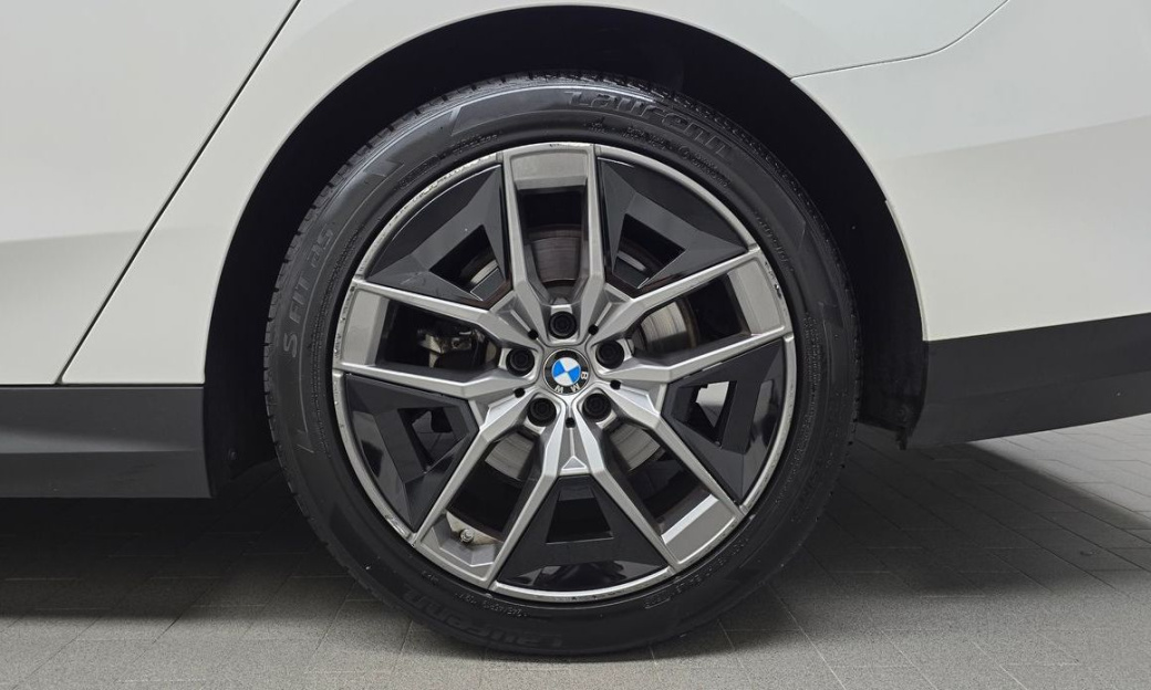 BMW 5-Series 520i, 2024