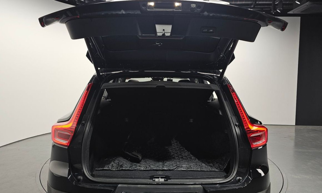 Volvo XC40 B4 Black Edition, 2025
